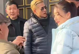 郭富城陪老婆回小县城过年,积极配合亲戚合照,岳父比他小2岁