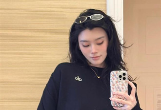 奚梦瑶和何猷君看NBA,她穿新中式拿爱马仕包贵气,她戴黄金好看