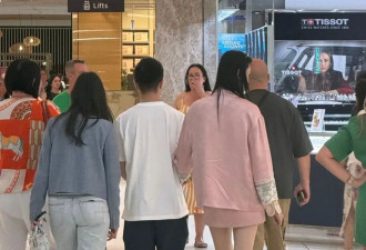 奚梦瑶何猷君何超欣澳洲逛街被偶遇！三人悠闲漫步很惬意