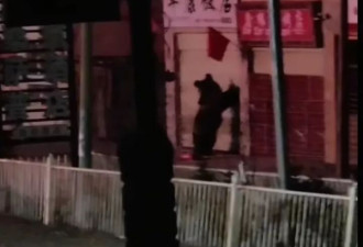 除夕夜藏马熊扯坏卷帘门进入饭店，羊秀乡政府回应