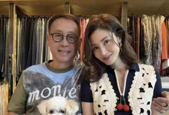 55岁李嘉欣香港豪宅拜年,金发配红装,与许晋亨抱爱犬送祝福