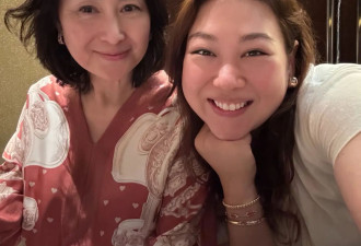 63岁何超琼陪干女儿过年，穿红衣还有少女感，比小24岁曾美慧还俏