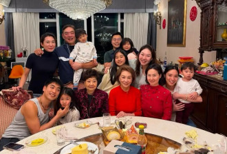63岁何超琼陪干女儿过年，穿红衣还有少女感，比小24岁曾美慧还俏