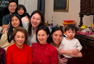 63岁何超琼陪干女儿过年，穿红衣还有少女感，比小24岁曾美慧还俏