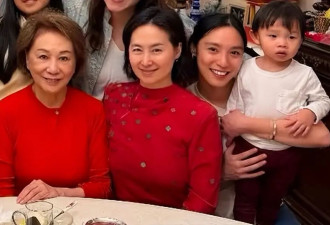 63岁何超琼陪干女儿过年，穿红衣还有少女感，比小24岁曾美慧还俏
