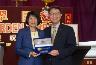 多伦多市长邹至蕙向王裕佳医生颁授“城市钥匙”