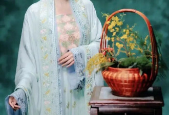 秦岚夸李沁像清水芙蓉般漂亮！两大女神美得让人窒息