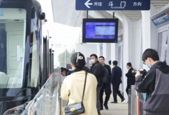 西北首条智轨停运：载客多，造价低，为何跑不起来？