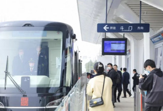 西北首条智轨停运：载客多，造价低，为何跑不起来？