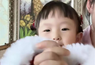 临近过年，黄一鸣带女儿闪闪，祝爷爷奶奶福如东海