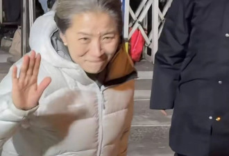 大年初三，偶遇迟蓬夫妇吃自助，导演老公罕露面