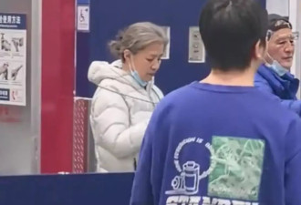 大年初三，偶遇迟蓬夫妇吃自助，导演老公罕露面
