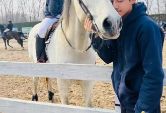 刘烨妻子晒儿女骑马照，诺一帅气有型，霓娜又飒又美