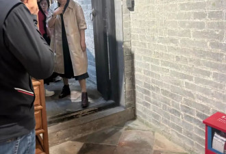 71岁董明珠逛唐家古镇，光腿穿裙配半袖风衣很洋气，买花砍价好狠