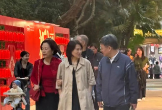 71岁董明珠逛唐家古镇，光腿穿裙配半袖风衣很洋气，买花砍价好狠