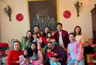 何超琼和干女儿一家过年，她身穿红衣很美