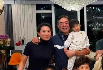 何超琼和干女儿一家过年，她身穿红衣很美