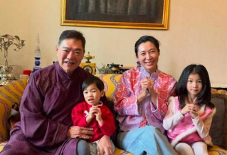 何超琼和干女儿一家过年，她身穿红衣很美