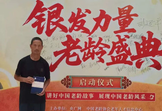 爱读书的工地大叔走红后第一个春节：继续种地、看书