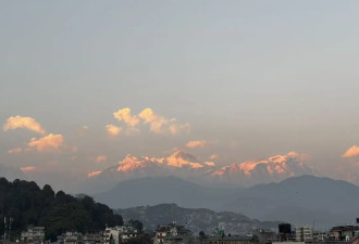 人均750，住在开门看到喜马拉雅山的城市里