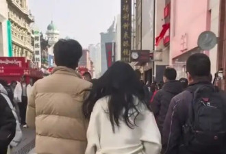 秦昊伊能静沈阳逛街，牵手同行好恩爱，伊能静衣服吊牌没摘引热议