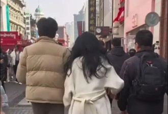 秦昊伊能静沈阳逛街，牵手同行好恩爱，伊能静衣服吊牌没摘引热议