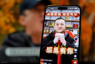 李亚鹏现身大理，和网红大冰坐马路边聊天烟不离手，也想流浪了！