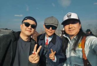 李亚鹏现身大理，和网红大冰坐马路边聊天烟不离手，也想流浪了！