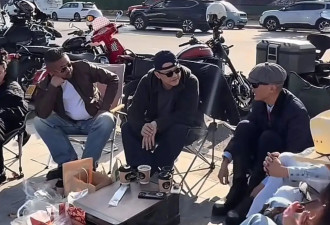 李亚鹏现身大理，和网红大冰坐马路边聊天烟不离手，也想流浪了！