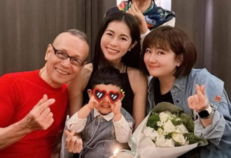 Selina带儿子回娘家拍全家福，手部浮肿明显