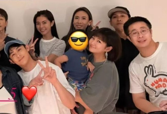 Selina带儿子回娘家拍全家福，手部浮肿明显