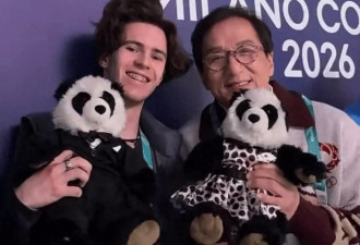 71岁成龙米兰看冬奥会，房祖名随行侧脸超像爸