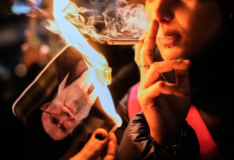 “点烟女”烧起反伊怒火 她是谁？