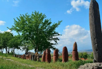 巨大神秘石碑为什么伫立高山？百年谜团揭开了…