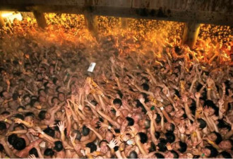 上万名裸男争抢2根“宝木” 500年裸祭出事了