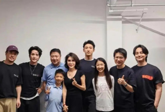 金巧巧一家四口在三亚亮相！丈夫于东罕见出现