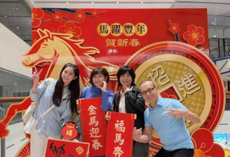 45岁任家萱胖到160斤，穿百褶裙腿部疤痕明显，2岁腰果身高超1米
