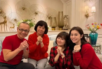 45岁任家萱胖到160斤，穿百褶裙腿部疤痕明显，2岁腰果身高超1米