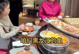 贾乃亮过年家人聚餐,13岁甜馨坐爸爸旁享受美食,一家人其乐融融