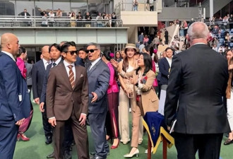 郭富城初三现身沙田马场,60岁依然年轻帅气,身材硬朗发量浓密