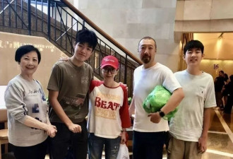 香港天后陈慧琳两子照曝光,大儿子被指像韩星,老公胡子邋遢,缺席的她才是真赢家
