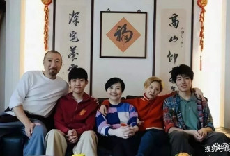 香港天后陈慧琳两子照曝光,大儿子被指像韩星,老公胡子邋遢,缺席的她才是真赢家