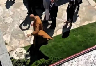 大年初五 98岁李嘉诚自己走进寺庙 没人搀扶