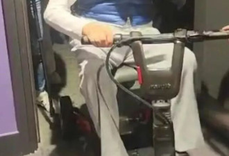 大年初五 98岁李嘉诚自己走进寺庙 没人搀扶