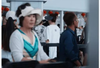 章子怡带儿女游三亚！6岁儿子低头牵妈妈手