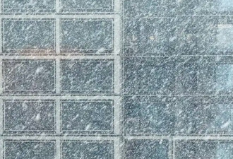 西安一日跌20度突降暴雪 前一天还热到穿短袖