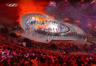 2026冬奥会闭幕 他们担任加拿大队旗手！加国再次痛失冰球金牌