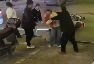 电瓶车相撞 15岁女孩遭夫妻用砖头“行刑式围殴”引众怒