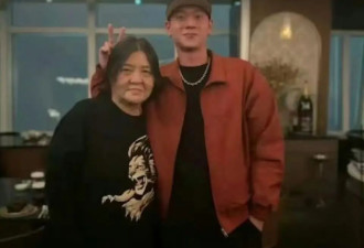 艳星陈宝莲儿子23岁了，养母邱黎宽晒两人合照，以说唱歌手出道