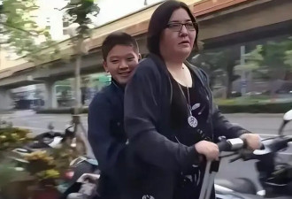 艳星陈宝莲儿子23岁了，养母邱黎宽晒两人合照，以说唱歌手出道